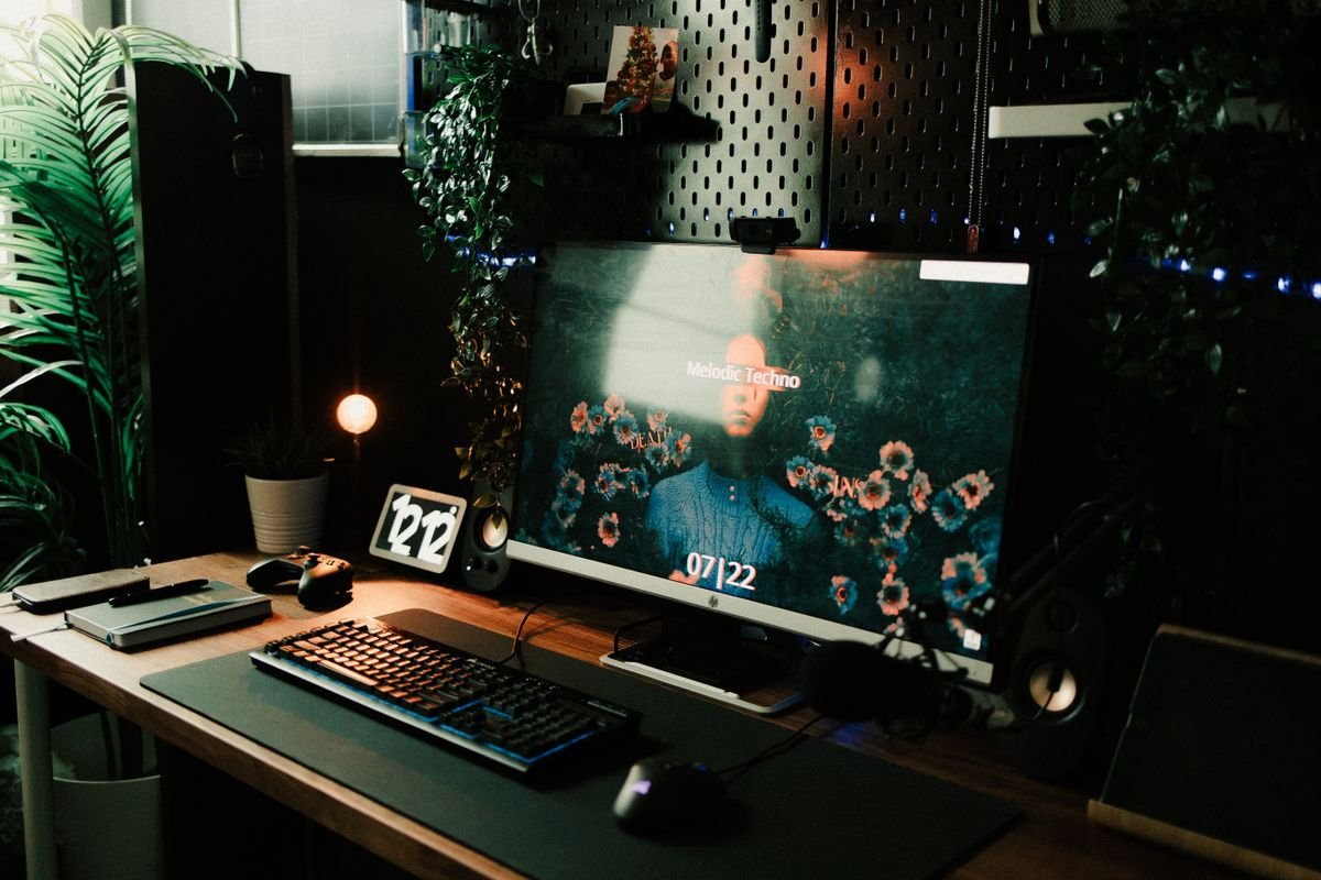 Corner L-Shaped Computer Desk with Monitor Shelf